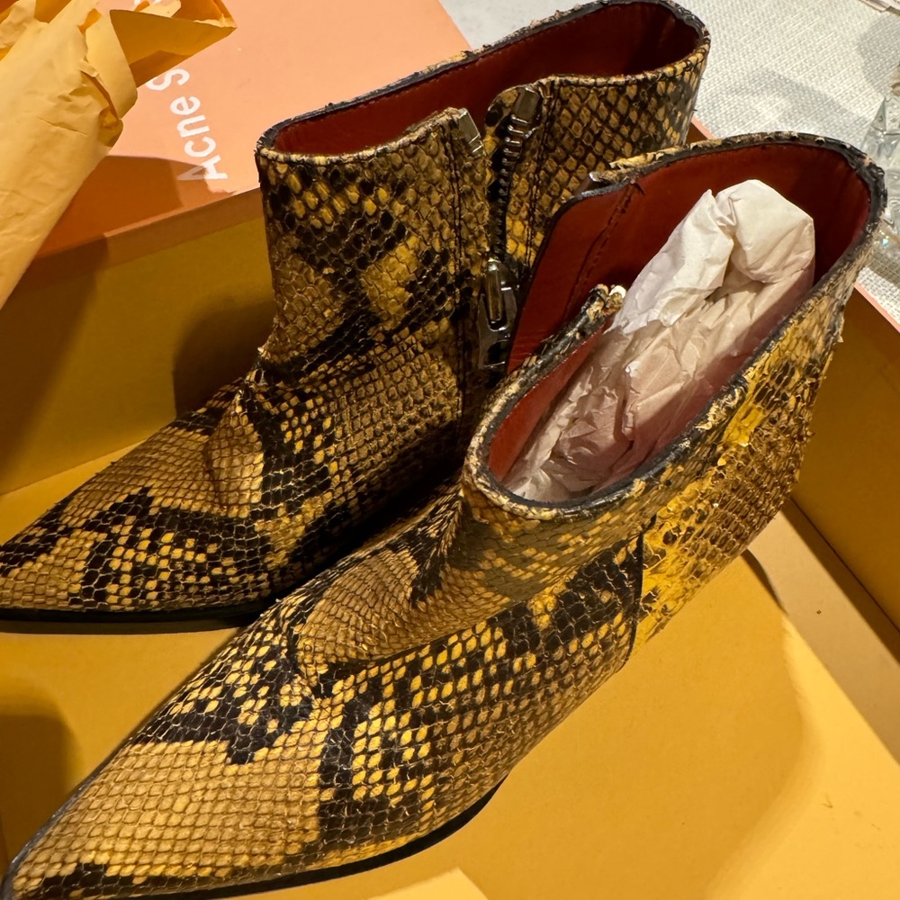 Brand new Acne Studio Loma boots Animal Printt